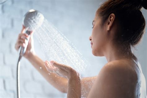 nu douche|Jeune Femme Sous La Douche Vidéos HD libres de droit